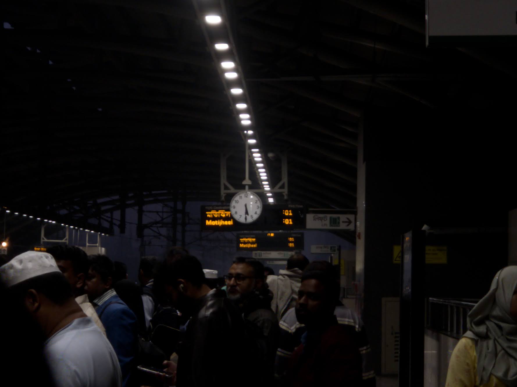 Crowded Motijheel Metro Rail station platform in Dhaka by miqdad23.